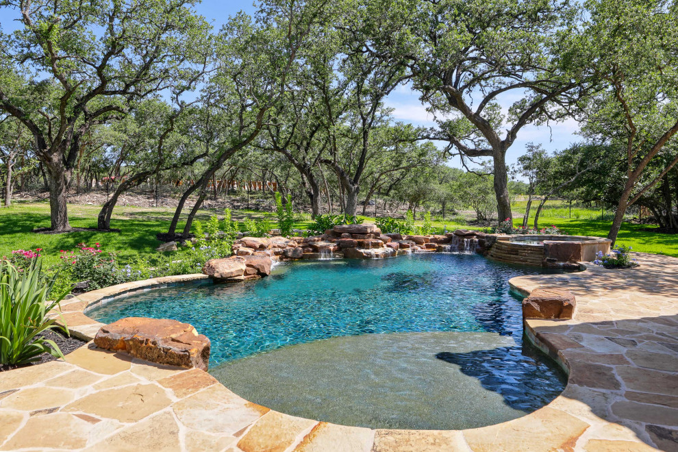 Inspiration pour une grande piscine naturelle chalet sur mesure avec une terrasse en bois.