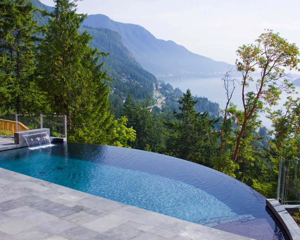 Rustikaler Infinity-Pool hinter dem Haus in rechteckiger Form in Vancouver