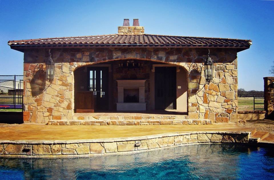 Immagine di una piscina monocorsia stile rurale a "C" di medie dimensioni e dietro casa con una dépendance a bordo piscina e lastre di cemento