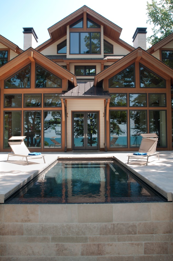 Diseño de piscina rústica pequeña rectangular en patio trasero