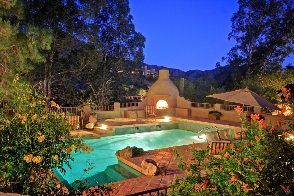 Exemple d'une piscine sud-ouest américain rectangle.
