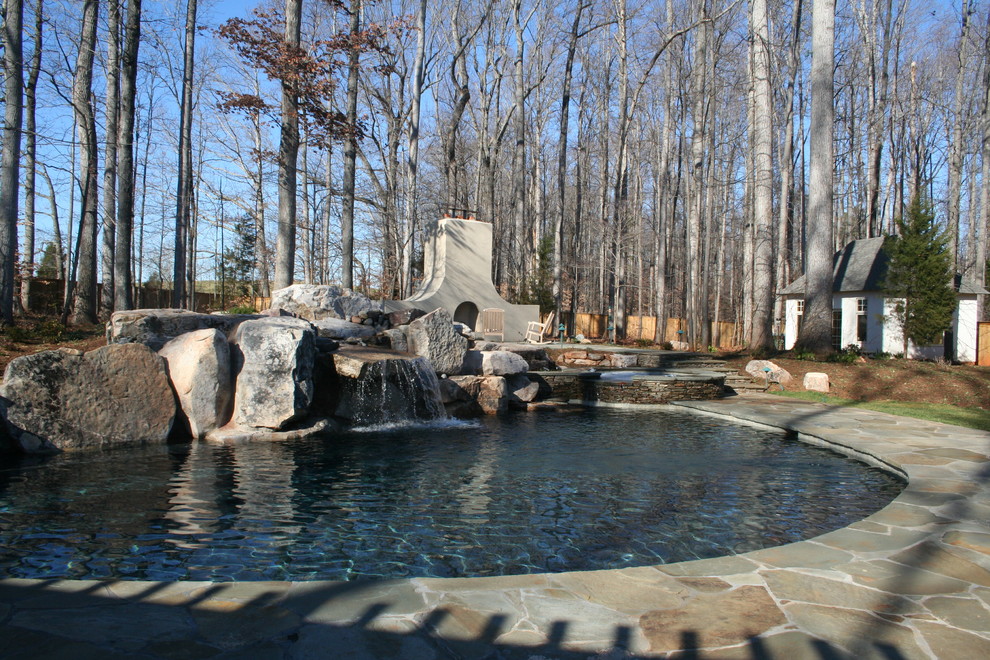 Стильный дизайн: естественный бассейн среднего размера, произвольной формы на заднем дворе в стиле рустика с фонтаном - последний тренд