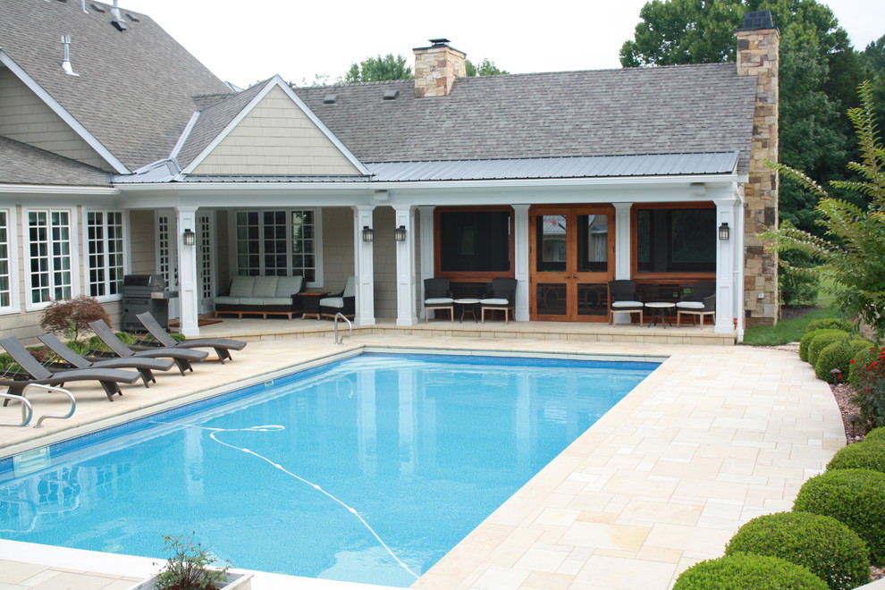 Idee per una grande piscina monocorsia classica rettangolare dietro casa con una dépendance a bordo piscina e pavimentazioni in pietra naturale