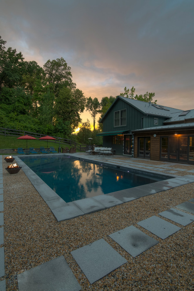 На фото: спортивный, прямоугольный бассейн среднего размера на заднем дворе в стиле рустика с покрытием из каменной брусчатки с