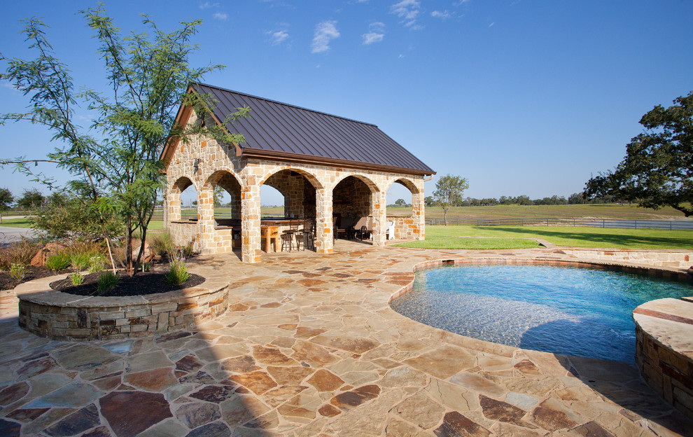Свежая идея для дизайна: бассейн произвольной формы на заднем дворе в классическом стиле с домиком у бассейна и покрытием из каменной брусчатки - отличное фото интерьера