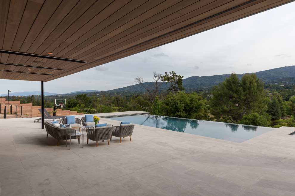 Ejemplo de piscinas y jacuzzis alargados modernos extra grandes rectangulares en patio trasero