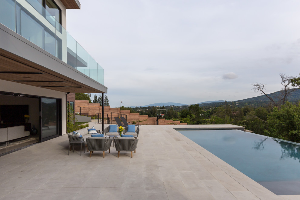 Foto de piscinas y jacuzzis alargados modernos extra grandes rectangulares en patio trasero