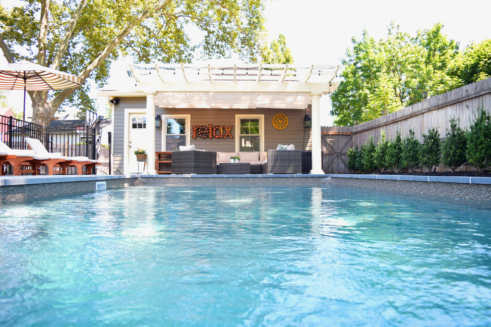 Esempio di una piscina monocorsia classica rettangolare di medie dimensioni e dietro casa con pavimentazioni in cemento