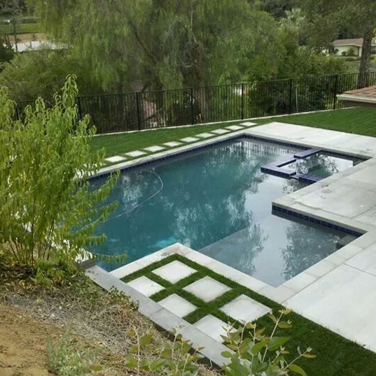 Mittelgroßer Moderner Schwimmteich hinter dem Haus in L-Form mit Dielen in Los Angeles