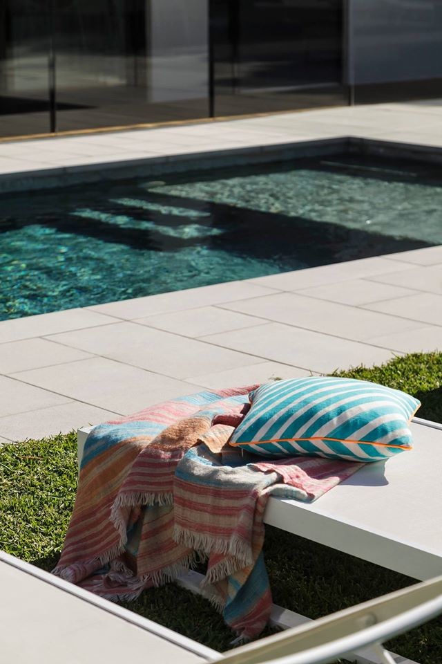 Idées déco pour une grande piscine arrière contemporaine rectangle avec du carrelage.