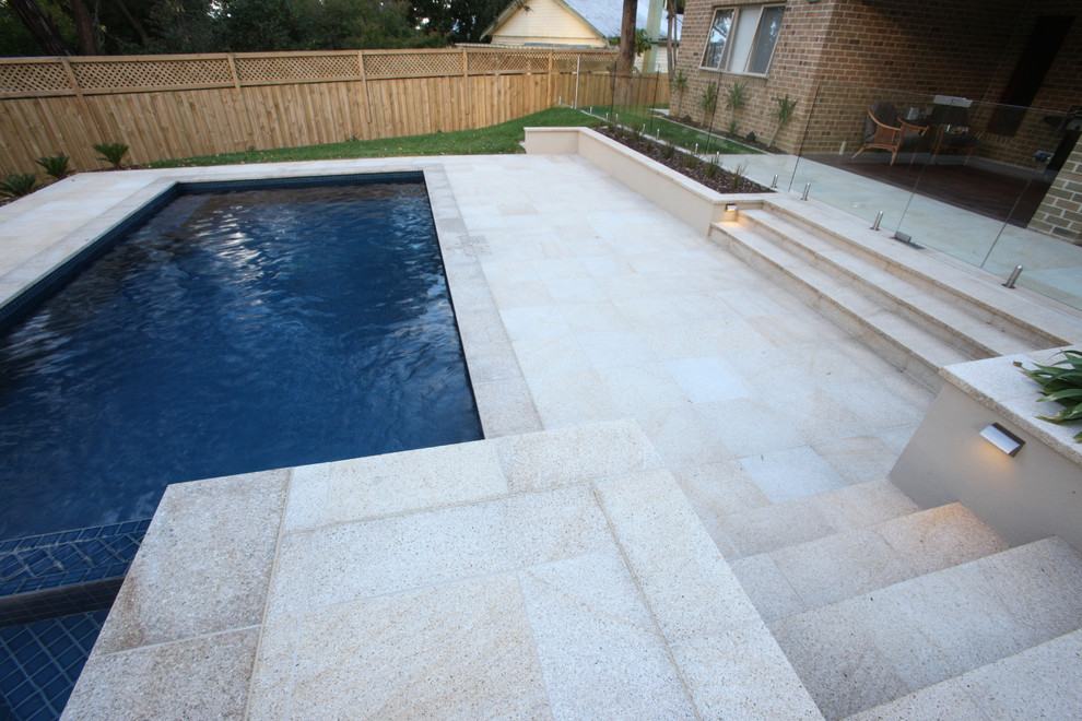 Стильный дизайн: большой прямоугольный бассейн на заднем дворе в морском стиле с фонтаном и покрытием из каменной брусчатки - последний тренд