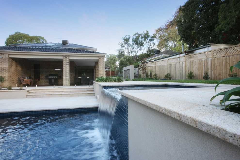 Großer Maritimer Pool hinter dem Haus in rechteckiger Form mit Wasserspiel und Natursteinplatten in Gold Coast - Tweed