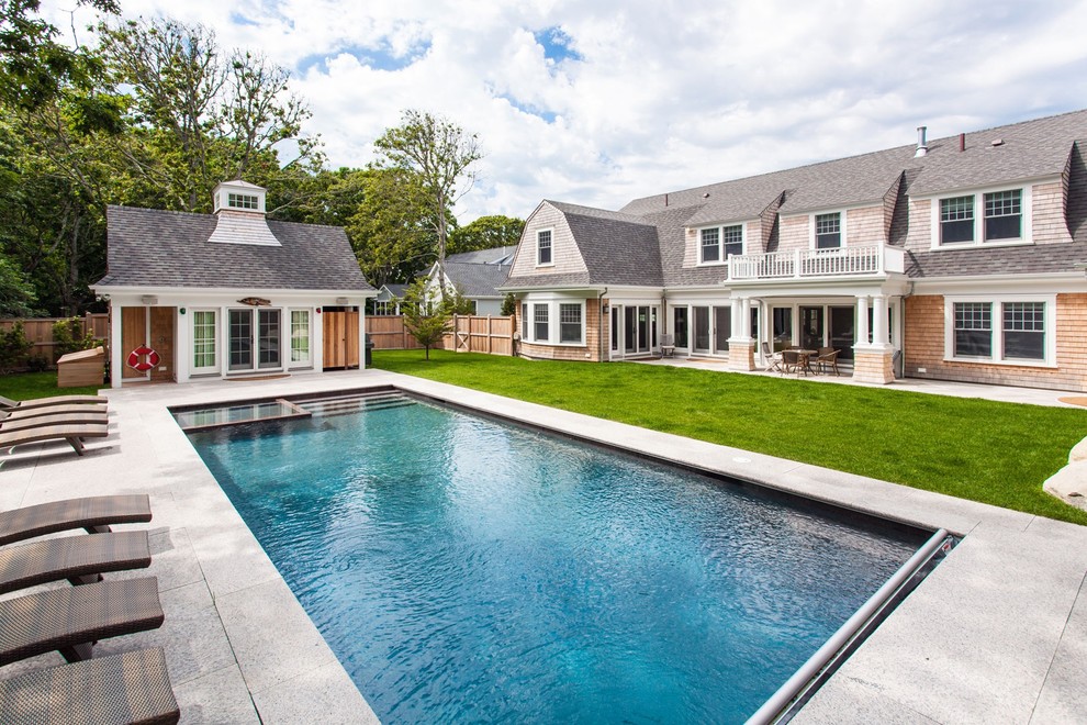 Стильный дизайн: большой прямоугольный бассейн на заднем дворе в классическом стиле с домиком у бассейна и мощением тротуарной плиткой - последний тренд