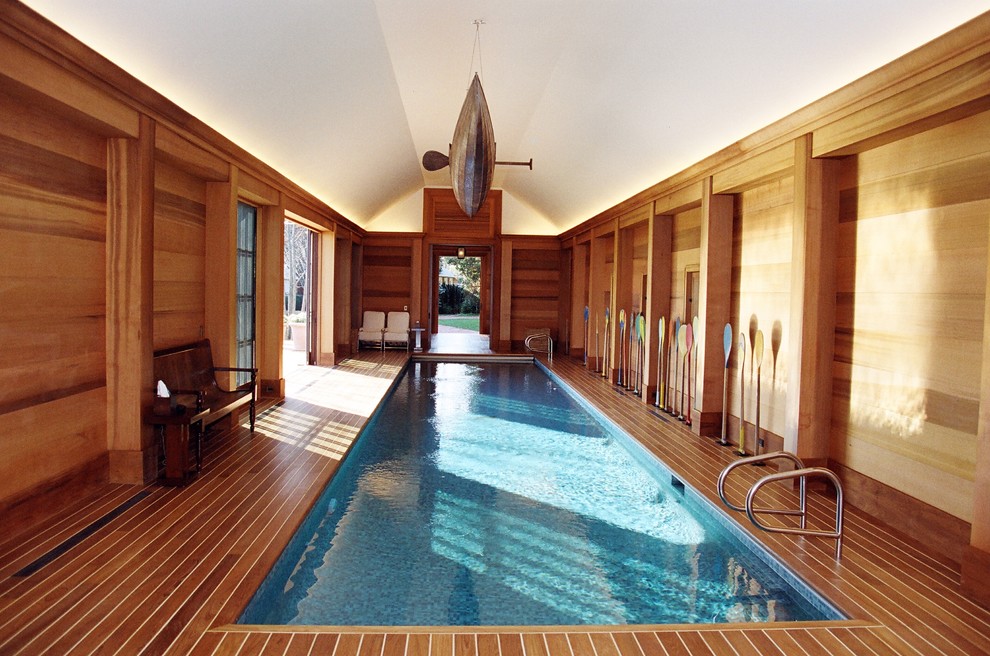 Cette photo montre une piscine intérieure bord de mer rectangle avec une terrasse en bois.