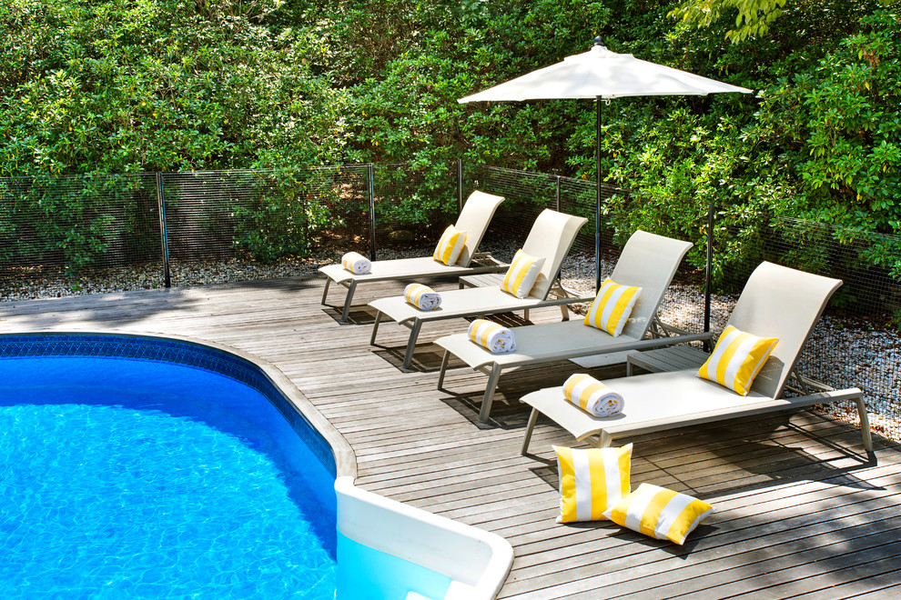 Immagine di una piscina stile marinaro personalizzata dietro casa con pedane