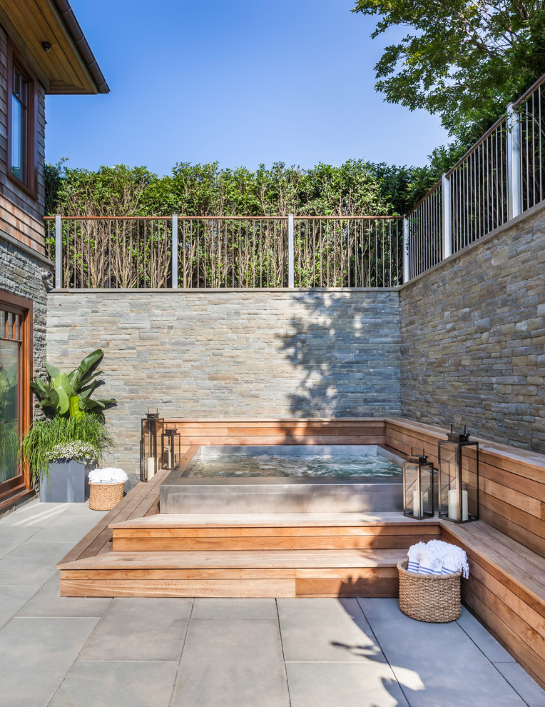 Idee per una grande piscina minimal personalizzata dietro casa con una vasca idromassaggio