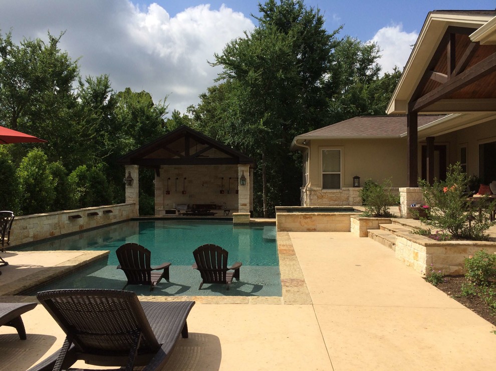 Idee per una piscina monocorsia classica rettangolare dietro casa e di medie dimensioni con una vasca idromassaggio e pavimentazioni in pietra naturale
