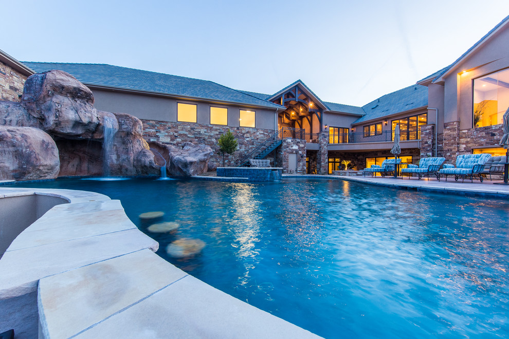 Стильный дизайн: большой бассейн произвольной формы на заднем дворе в классическом стиле с джакузи и покрытием из бетонных плит - последний тренд