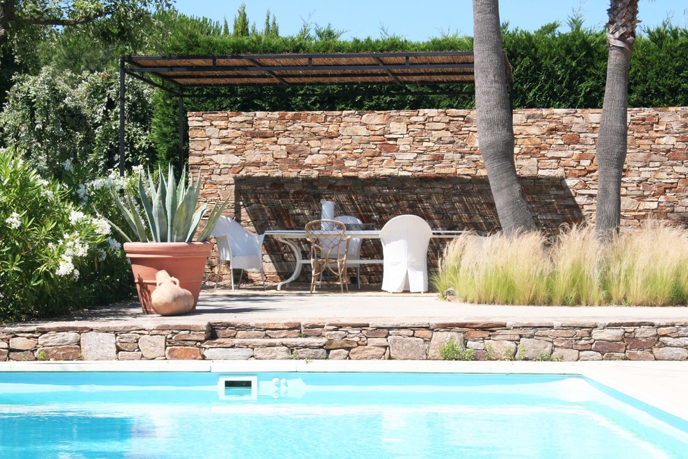Aménagement d'une piscine arrière méditerranéenne de taille moyenne.