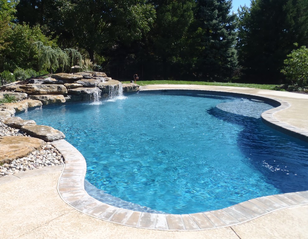 Idee per una piscina naturale classica personalizzata dietro casa con pedane