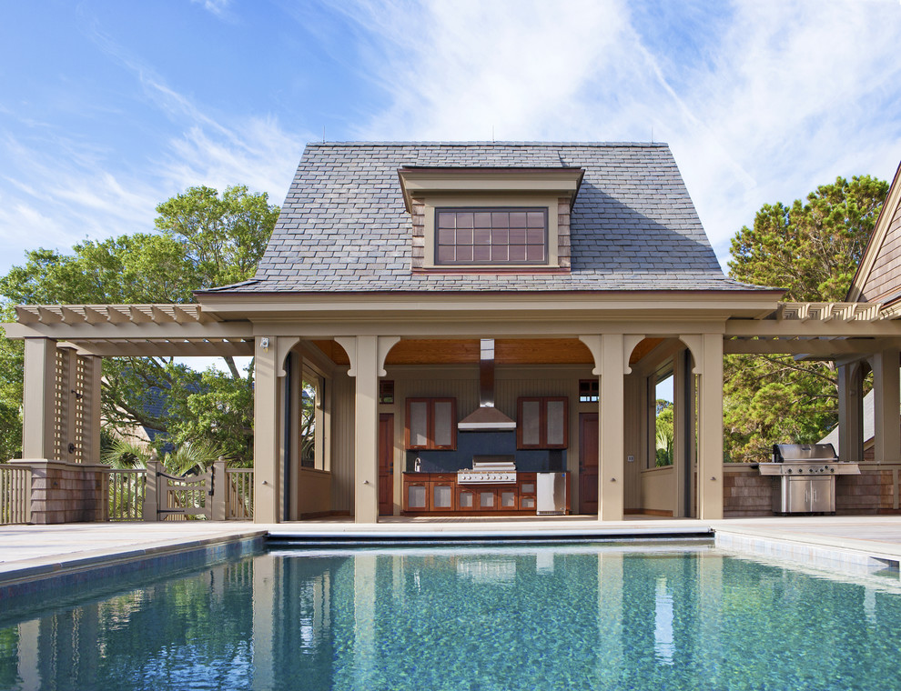 Imagen de casa de la piscina y piscina clásica con entablado