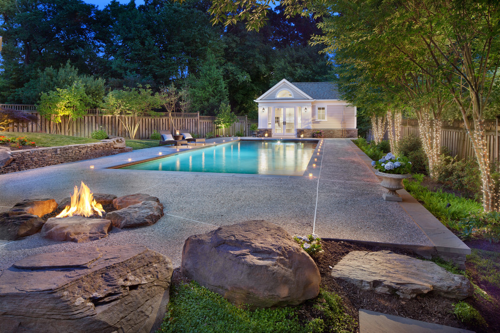 Стильный дизайн: большой прямоугольный бассейн на заднем дворе в морском стиле - последний тренд