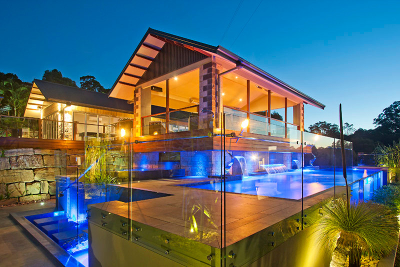 Cette image montre un grand Abris de piscine et pool houses arrière design en L avec du carrelage.