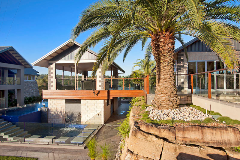 Oberirdisches, Großes, Gefliestes Modernes Poolhaus hinter dem Haus in L-Form in Brisbane