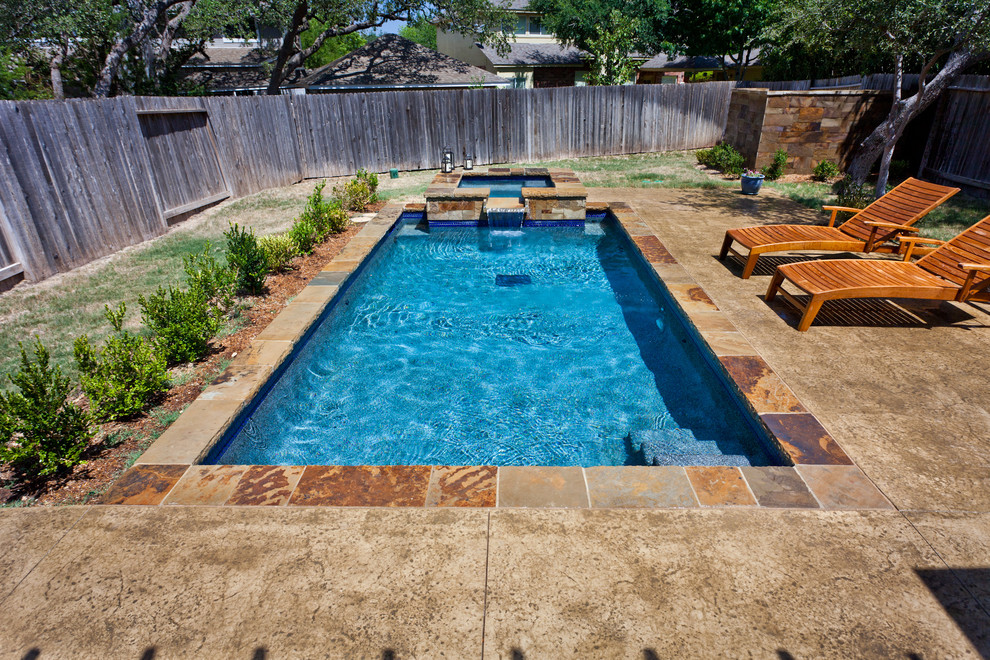 Imagen de piscina tradicional pequeña rectangular en patio trasero con losas de hormigón