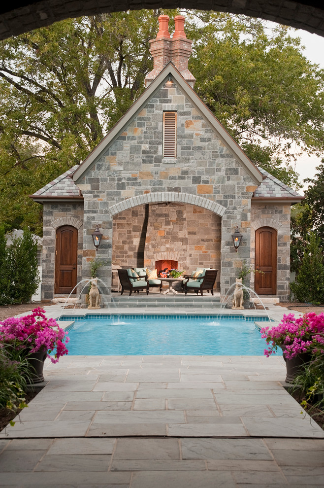 Modelo de casa de la piscina y piscina mediterránea grande rectangular en patio trasero con adoquines de piedra natural