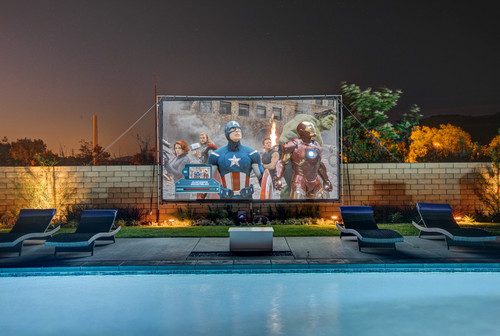 Projecteur de cinéma maison extérieur près de la piscine