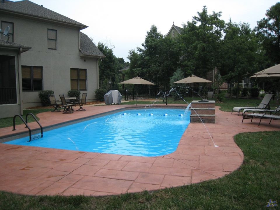 Ispirazione per una piscina classica rettangolare di medie dimensioni e dietro casa con cemento stampato