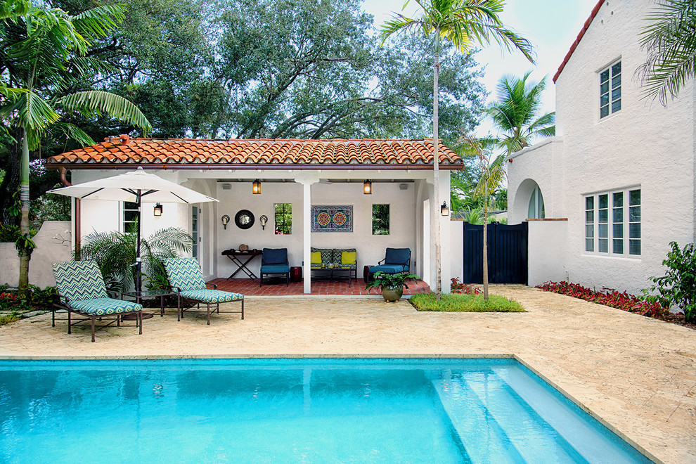 Inspiration pour un grand Abris de piscine et pool houses méditerranéen rectangle avec une cour et des pavés en pierre naturelle.