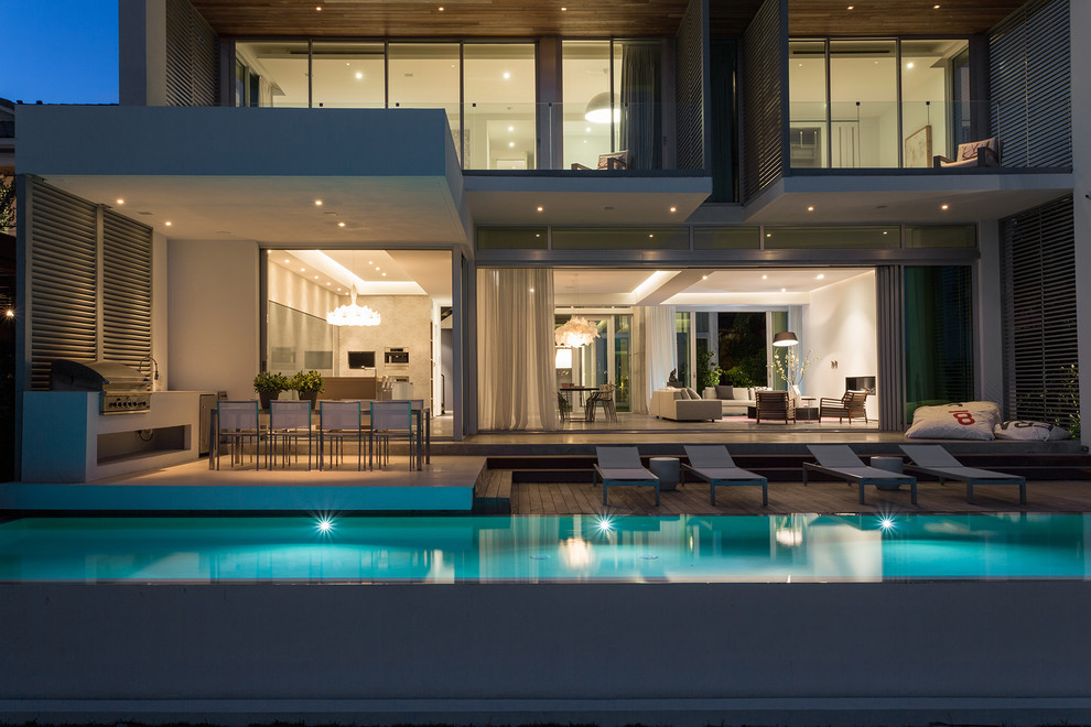 Imagen de piscinas y jacuzzis alargados minimalistas grandes rectangulares en patio trasero con entablado