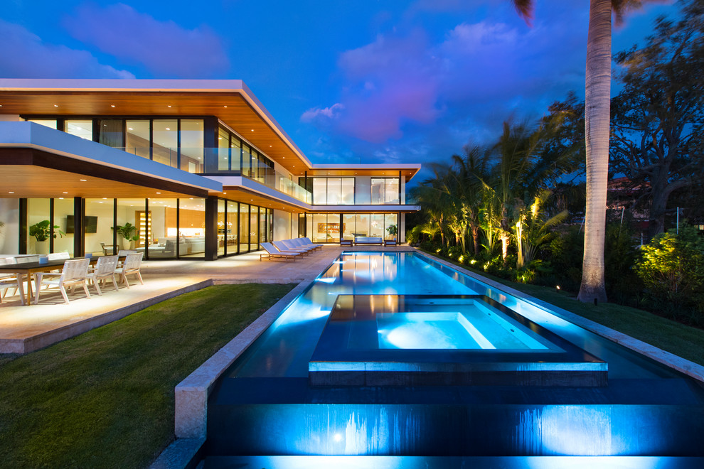 Großer, Oberirdischer Moderner Whirlpool hinter dem Haus in rechteckiger Form mit Betonboden in Miami
