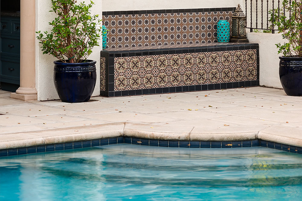 Свежая идея для дизайна: спортивный, прямоугольный бассейн среднего размера на заднем дворе в средиземноморском стиле с домиком у бассейна и мощением тротуарной плиткой - отличное фото интерьера