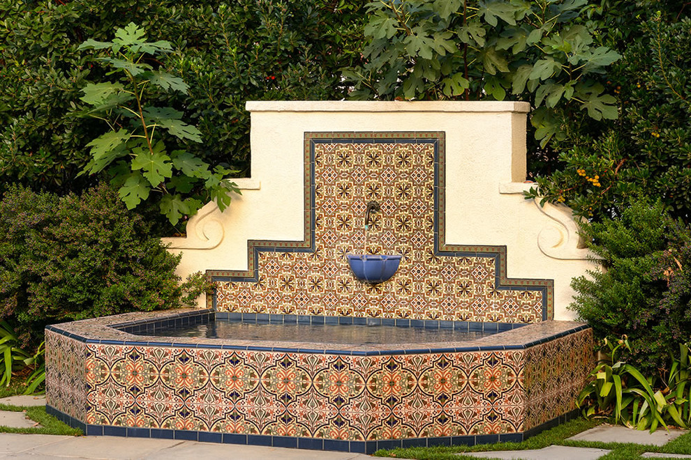 Modelo de casa de la piscina y piscina alargada mediterránea de tamaño medio rectangular en patio trasero con adoquines de hormigón