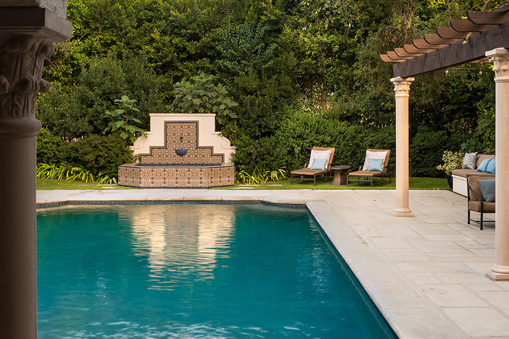 Mittelgroßer Mediterraner Pool hinter dem Haus in rechteckiger Form mit Betonboden in Los Angeles