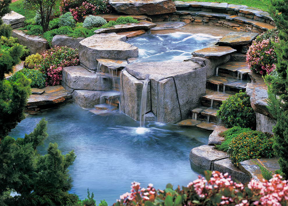 Inspiration för stora amerikanska anpassad baddammar längs med huset, med en fontän och naturstensplattor