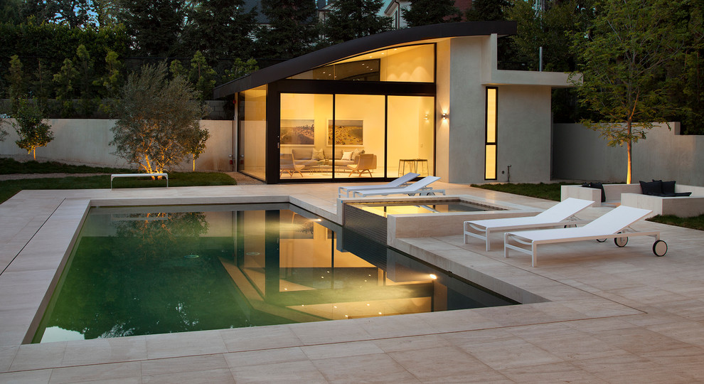 Immagine di una piscina contemporanea rettangolare con piastrelle