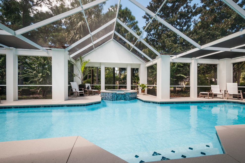 Esempio di una grande piscina coperta classica personalizzata con una dépendance a bordo piscina e cemento stampato