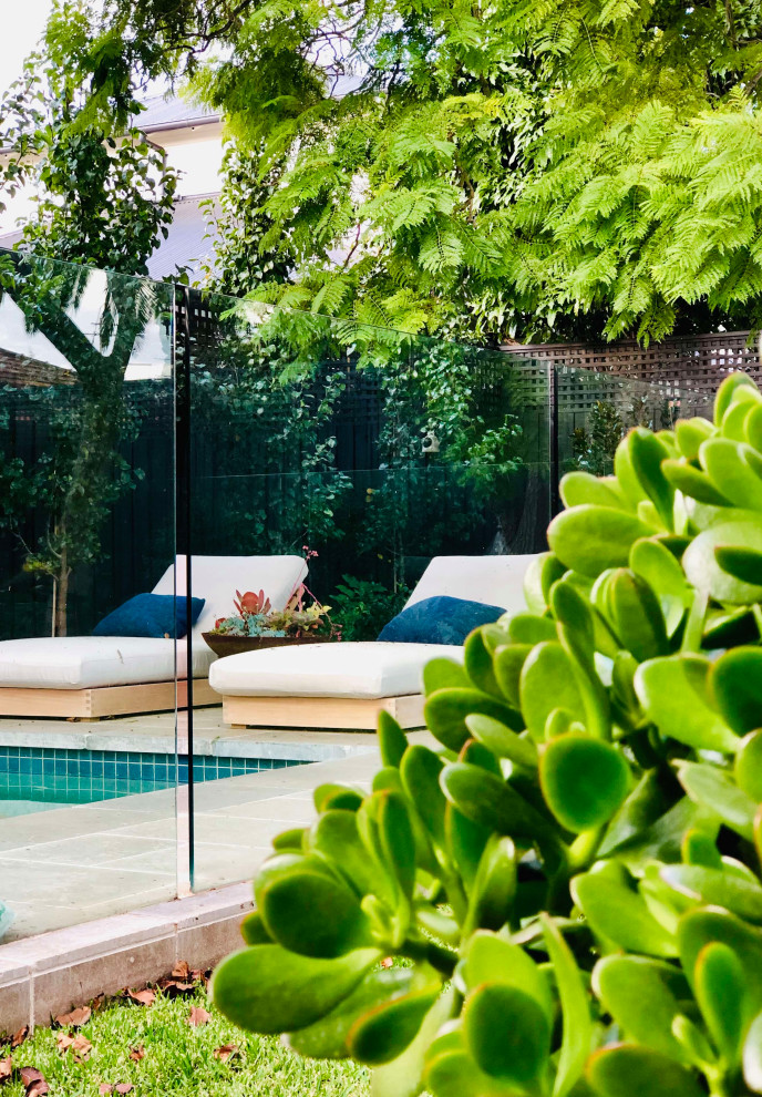 Esempio di una piscina minimal di medie dimensioni e dietro casa con pavimentazioni in pietra naturale