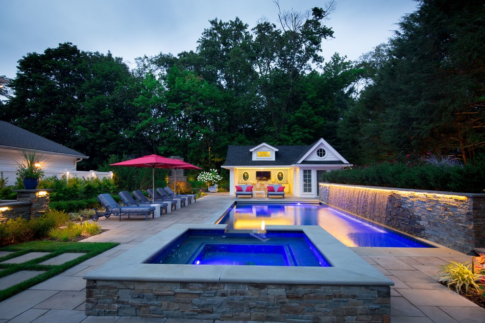 Exemple d'un Abris de piscine et pool houses arrière chic de taille moyenne et rectangle avec des pavés en pierre naturelle.