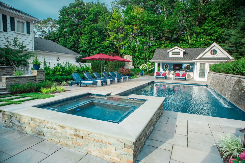 Ispirazione per una piscina chic rettangolare di medie dimensioni e dietro casa con una dépendance a bordo piscina e pavimentazioni in pietra naturale