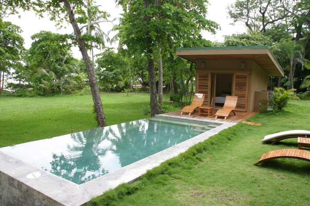 Idee per una piccola piscina a sfioro infinito stile marino rettangolare dietro casa con pedane