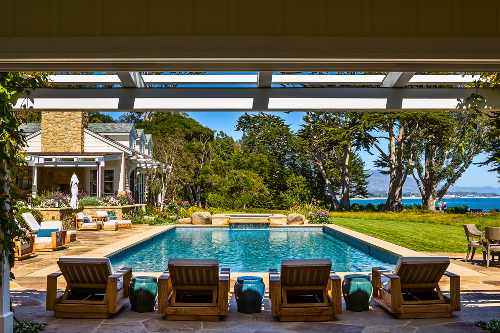 Стильный дизайн: прямоугольный бассейн на заднем дворе в морском стиле с домиком у бассейна - последний тренд
