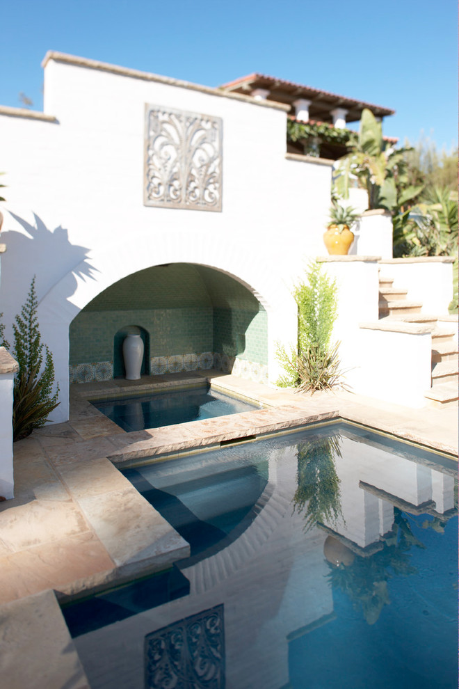 Пример оригинального дизайна: спортивный, прямоугольный бассейн среднего размера на заднем дворе в средиземноморском стиле с джакузи и покрытием из плитки