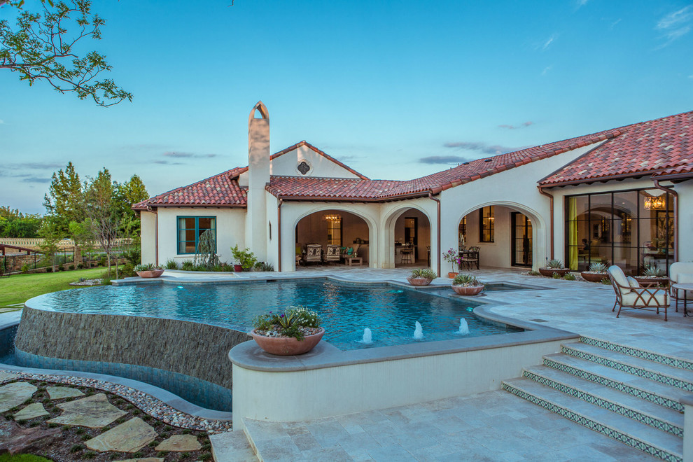 Diseño de piscina infinita de estilo americano extra grande a medida en patio trasero con adoquines de piedra natural