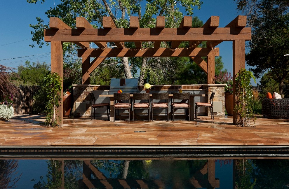 Идея дизайна: большой естественный, прямоугольный бассейн на заднем дворе в стиле рустика с покрытием из каменной брусчатки
