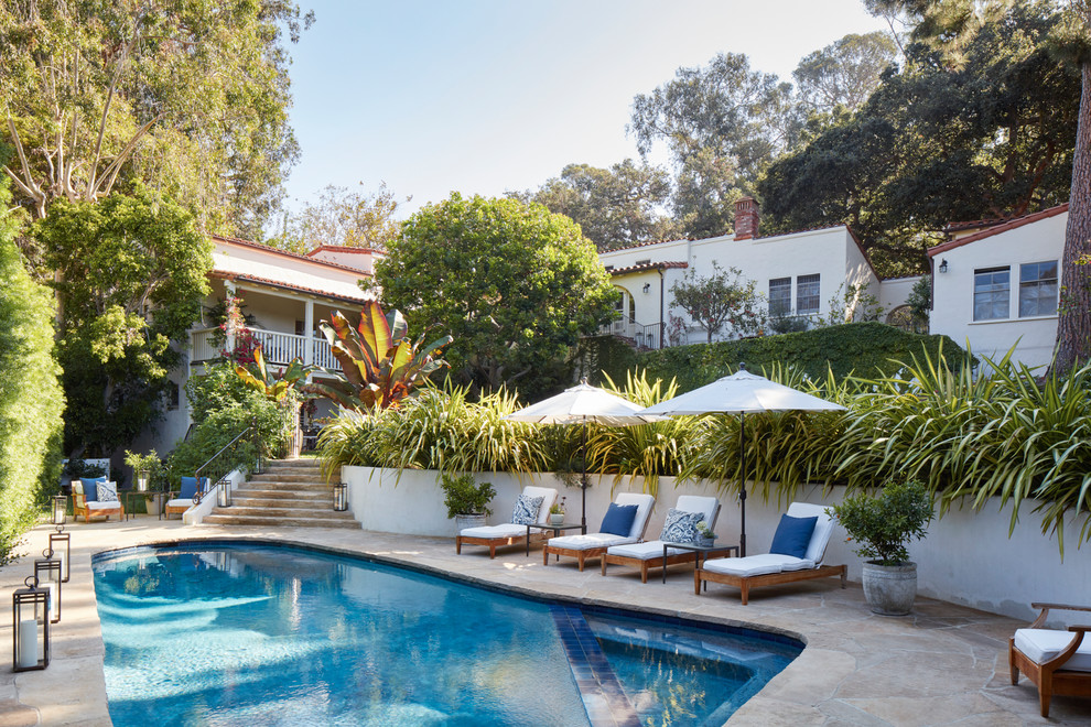 Großer Mediterraner Schwimmteich hinter dem Haus in individueller Form mit Natursteinplatten in Los Angeles